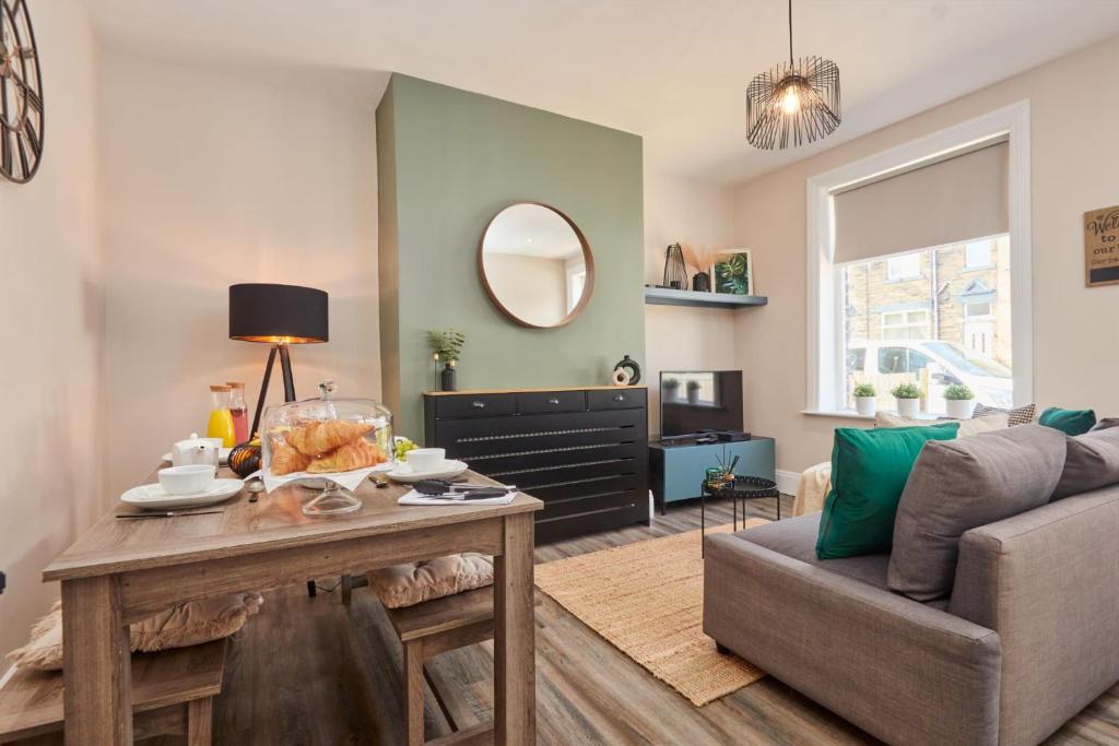 10 Percent OFF - 3 Nights - Leeds - Bradford - Free Parking
