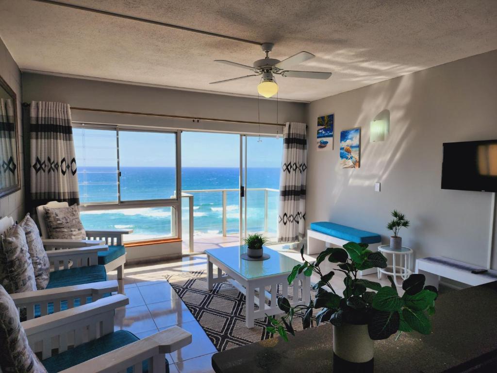 Santana 804 Beachfront Apartment with spectacular sea views
