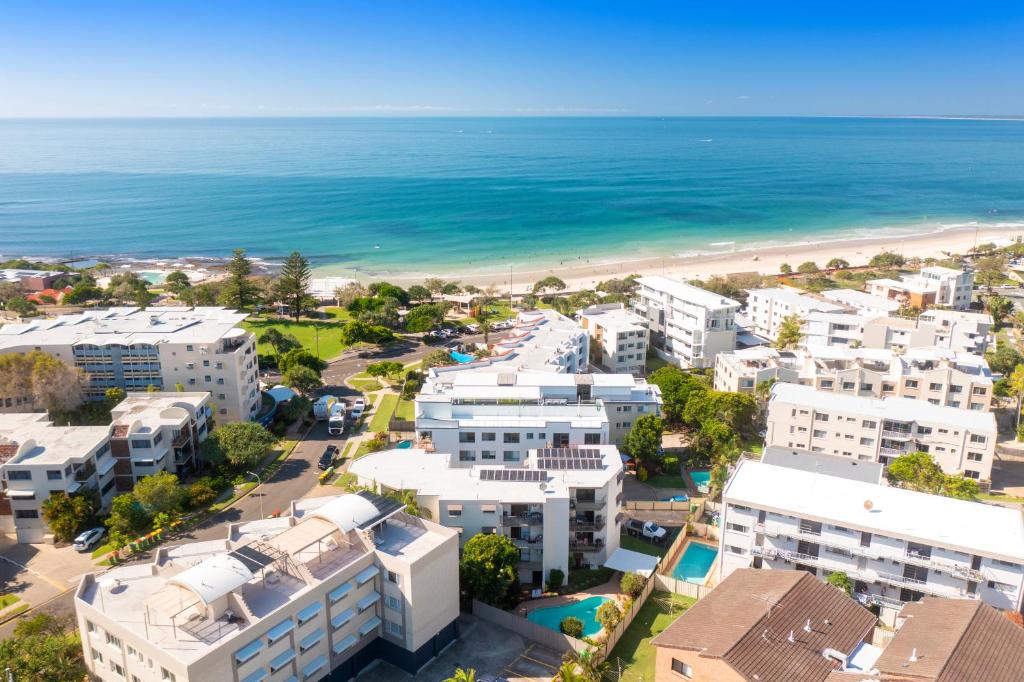 Modern 2BR Beachside Apartment - Kings Beach
