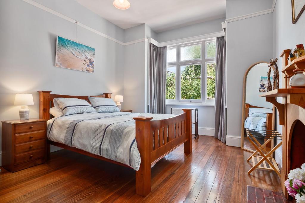 Warwick St Retreat! 3 Bedroom House With Parking
