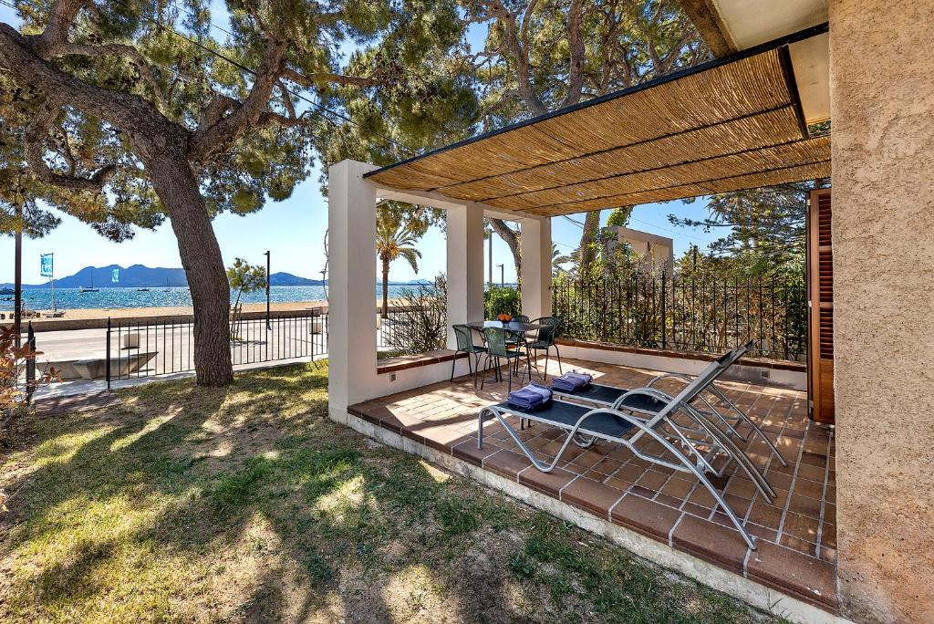 LA GOLA APARTMENT, First-line Beachfront, Newly Refurbished