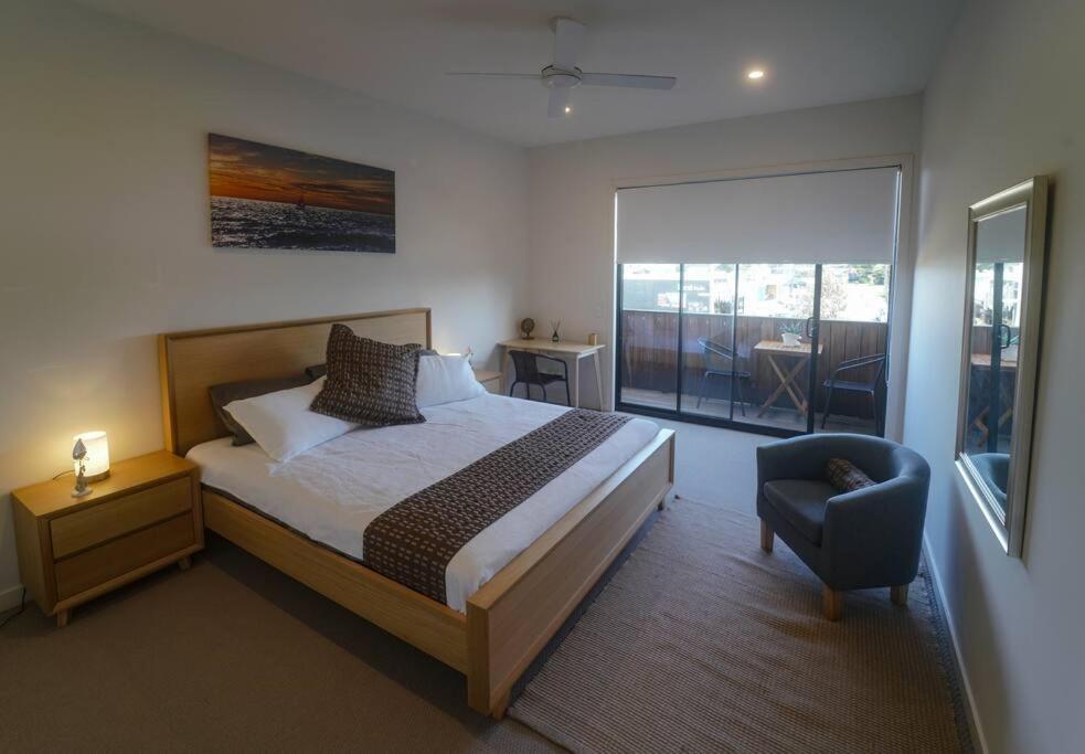 Modern air-conditioned 3-bedroom townhouse in centre of Cape Woolamai
