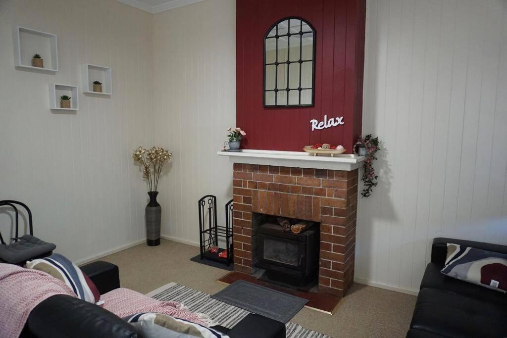 Harris House-2 bedroom unit with INDOOR FIREPLACE Holiday home Stanthorpe