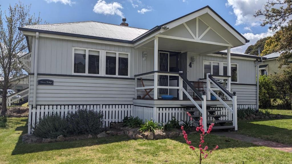 Amiens Cottage. Queenslander, charming, central.