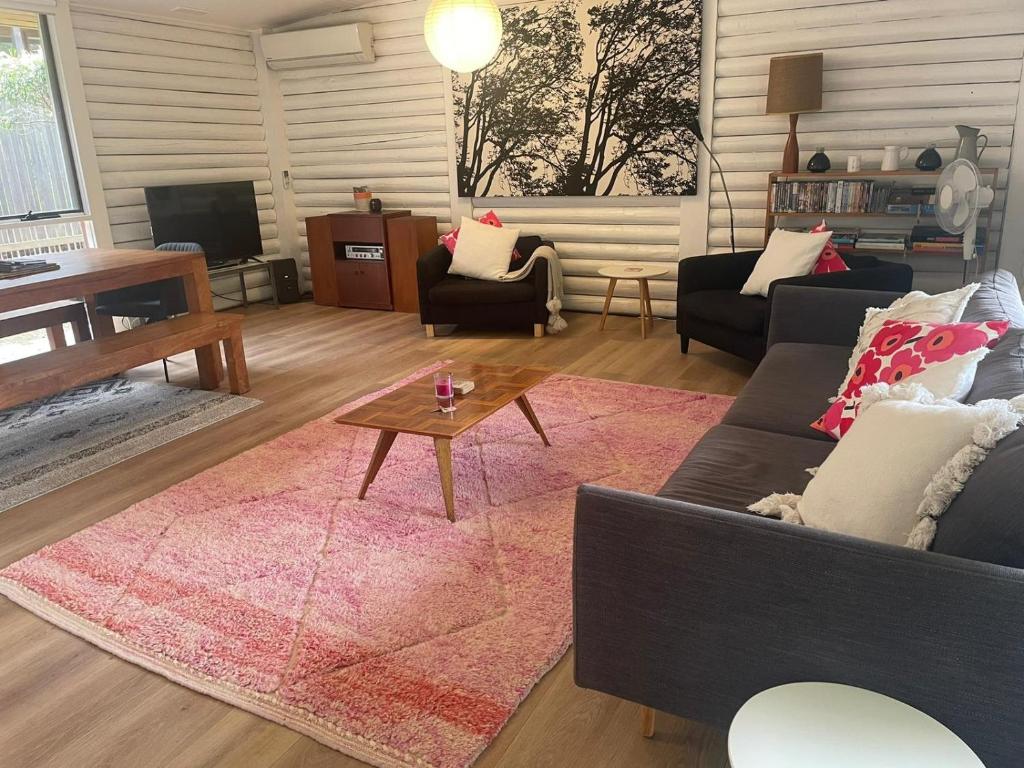 Lorne Groovy Ocean View Log House, Pet Friendly, FREE WIFI wine & chocolates kangaroos in the evening