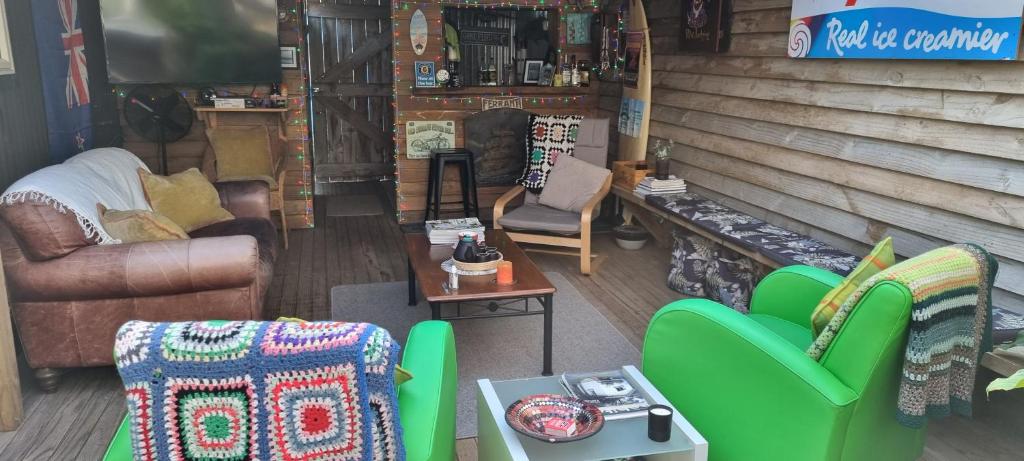 Raglan West Retro Beach Vibe Accommodation