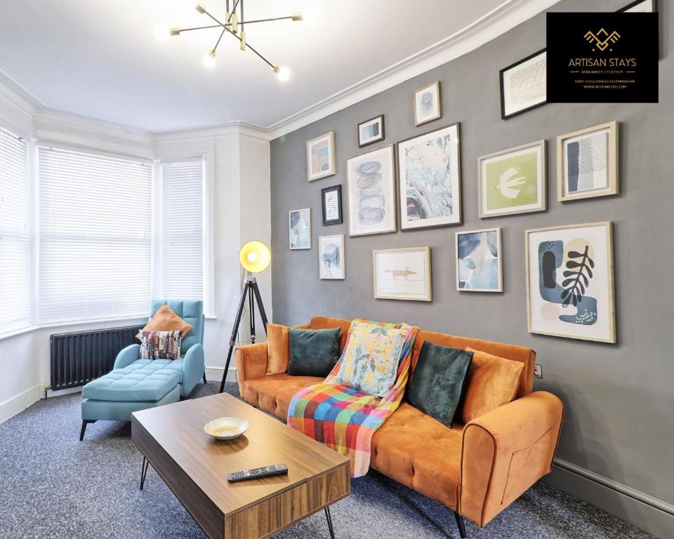 Vintage Vibes 2 bedroom house Southend-On-Sea with Private Parking I Families, Contractors, Insurance