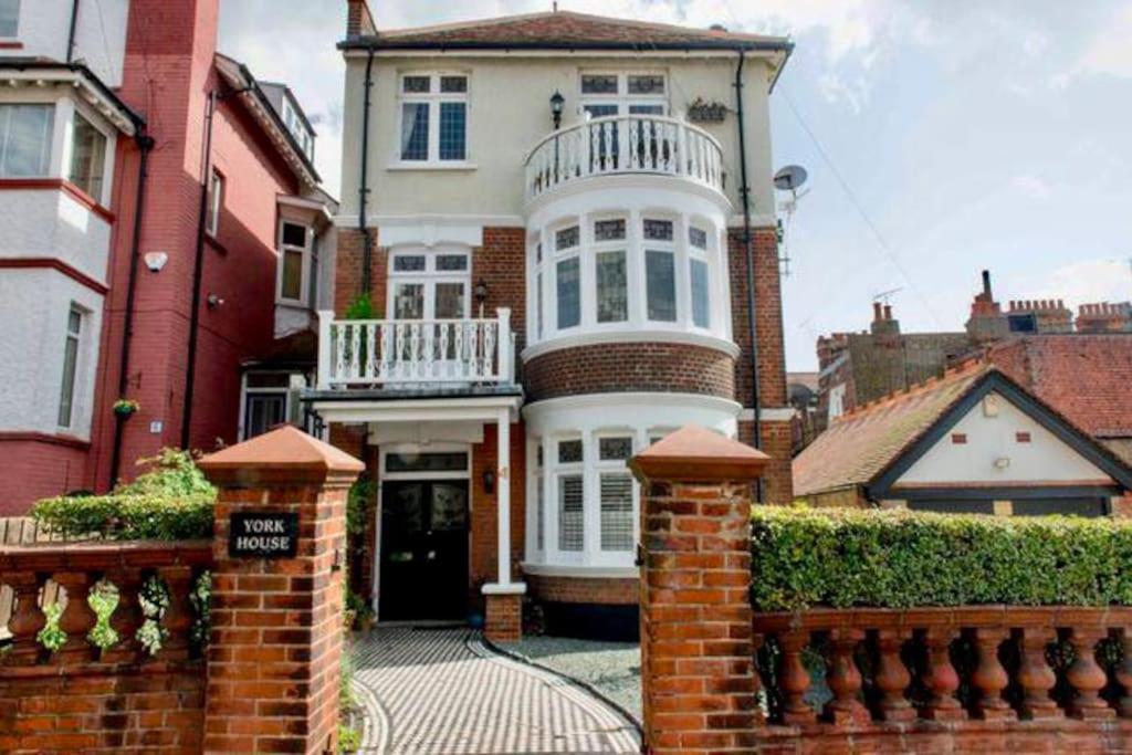 3 Bedroom Spacious Seaside Apartment with Estuary Views - No Parties or Labourers
