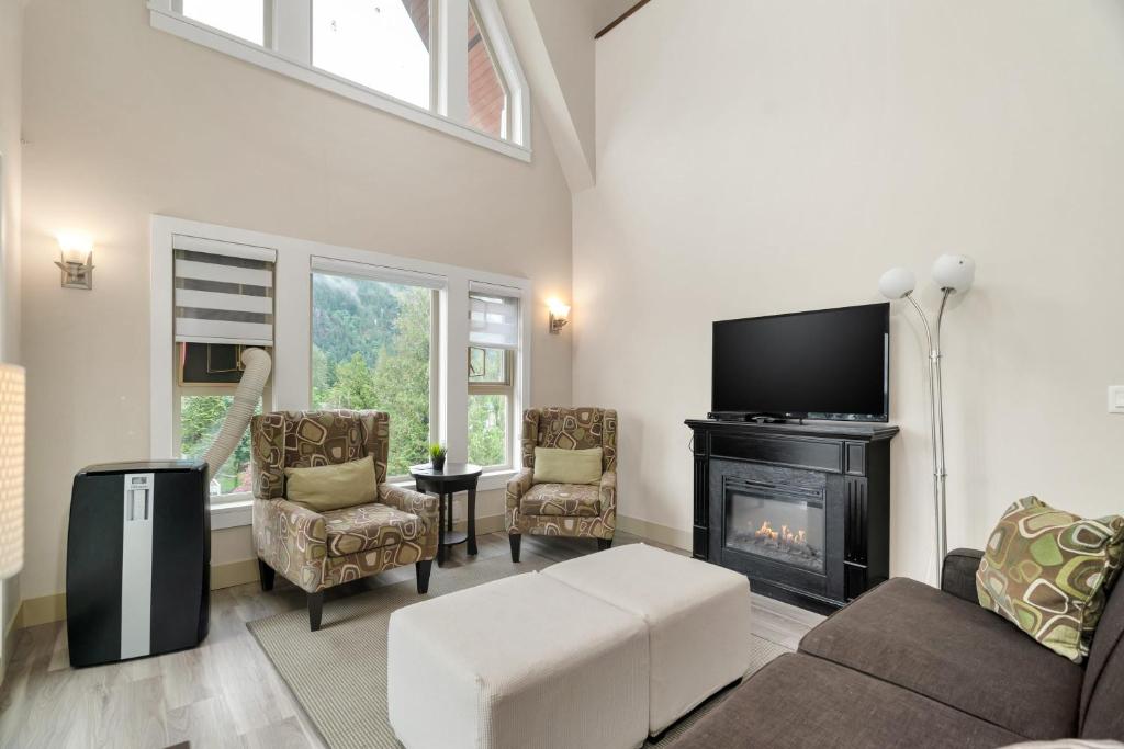 Modern 4BR Penthouse w Lake Views & Rooftop Deck