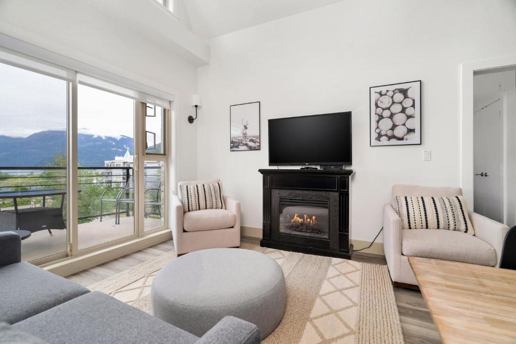 4BR Penthouse w Rooftop in the Heart of Harrison