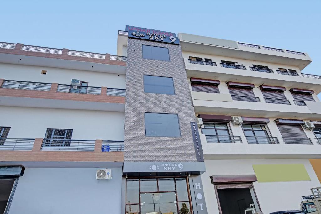 OYO Townhouse 1003 Hotel Sky 9