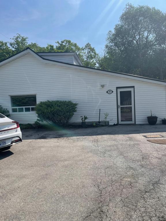 Cottage in the city, 4 acres with walking trails