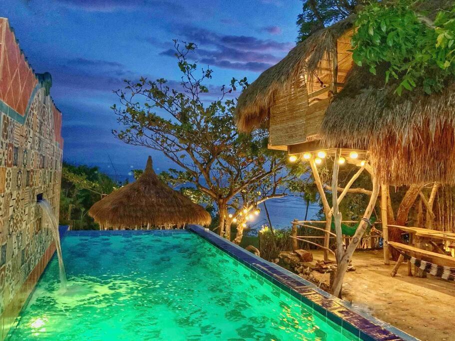 Tree House by the Ocean ( for 2 guests)