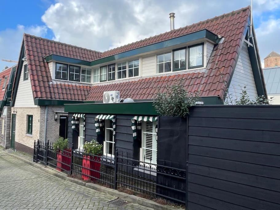Fisherman's Cottage - Surf Retreat