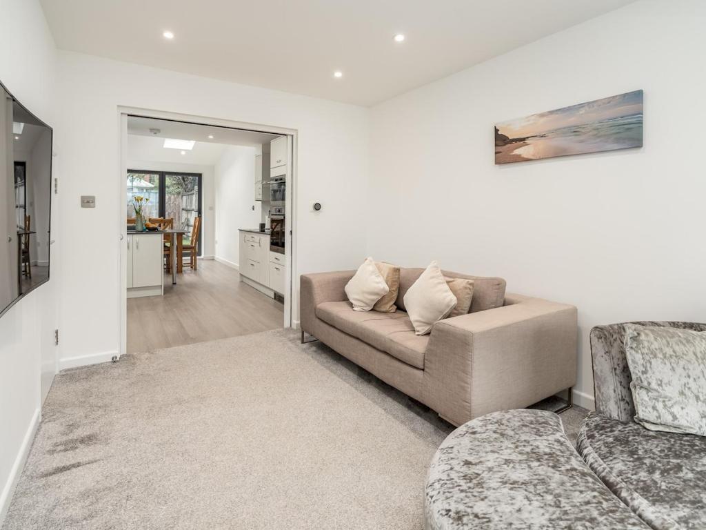 Pass the Keys Wycombe and Handy Cross Townhouse