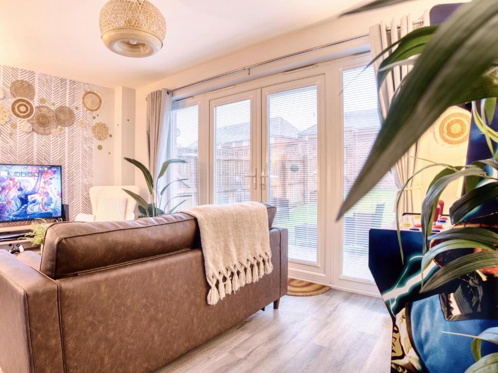 Leeds getaway with gaming room, parking & desk