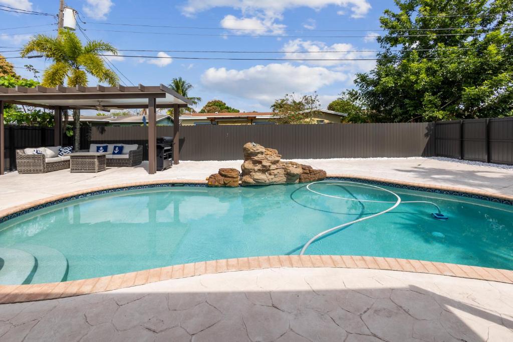 Paradise with private pool Sleeps 10 near the beach