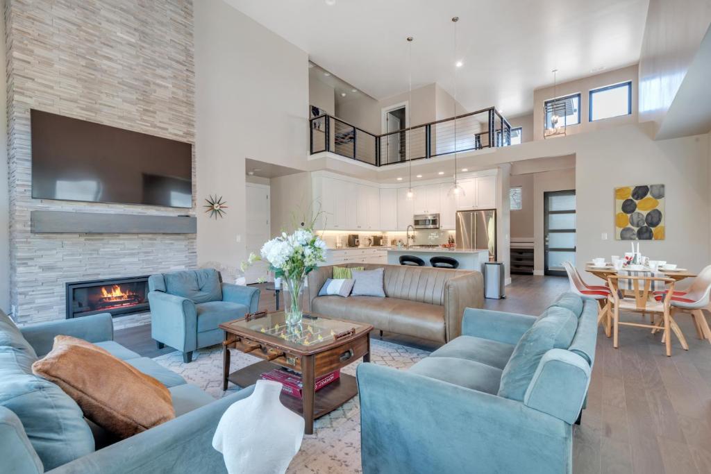 Lakeside Luxury Spacious Modern Townhome with Tesla char ger