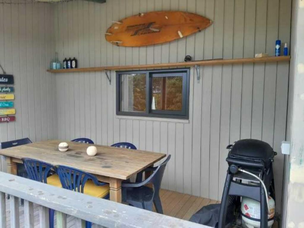 Hosts on the Coast - Beach Breeze on Bellona