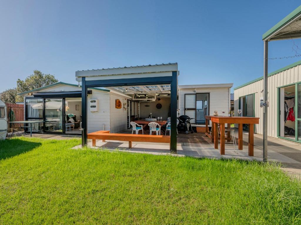 Bach Relax - Whangamata Holiday Home