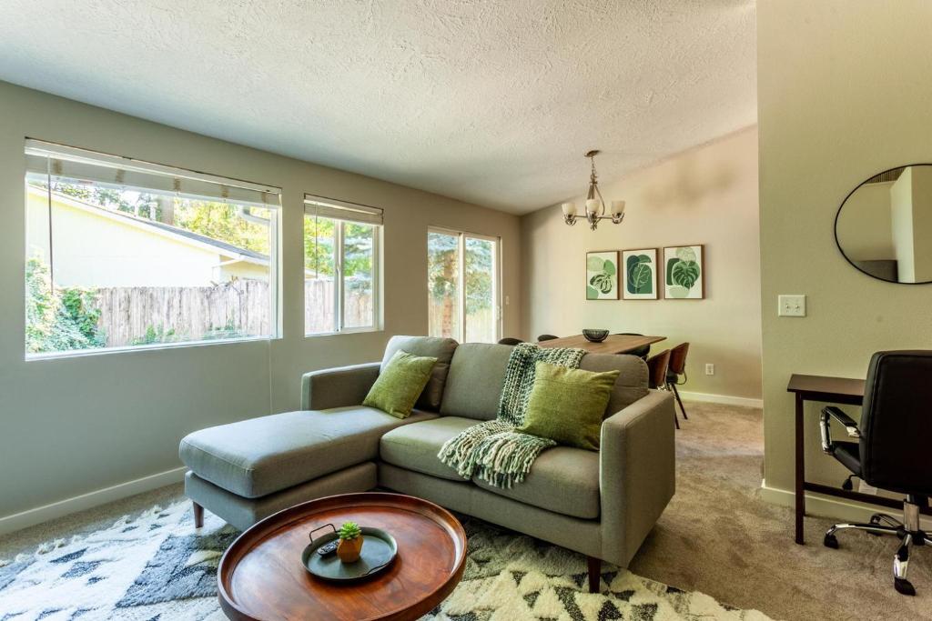 Tualatin 2br w parking nr shops restaurants PDX-16