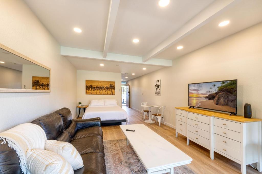 Newly Renovated Studio on First Floor in Quiet Complex Across the Street from the Beach