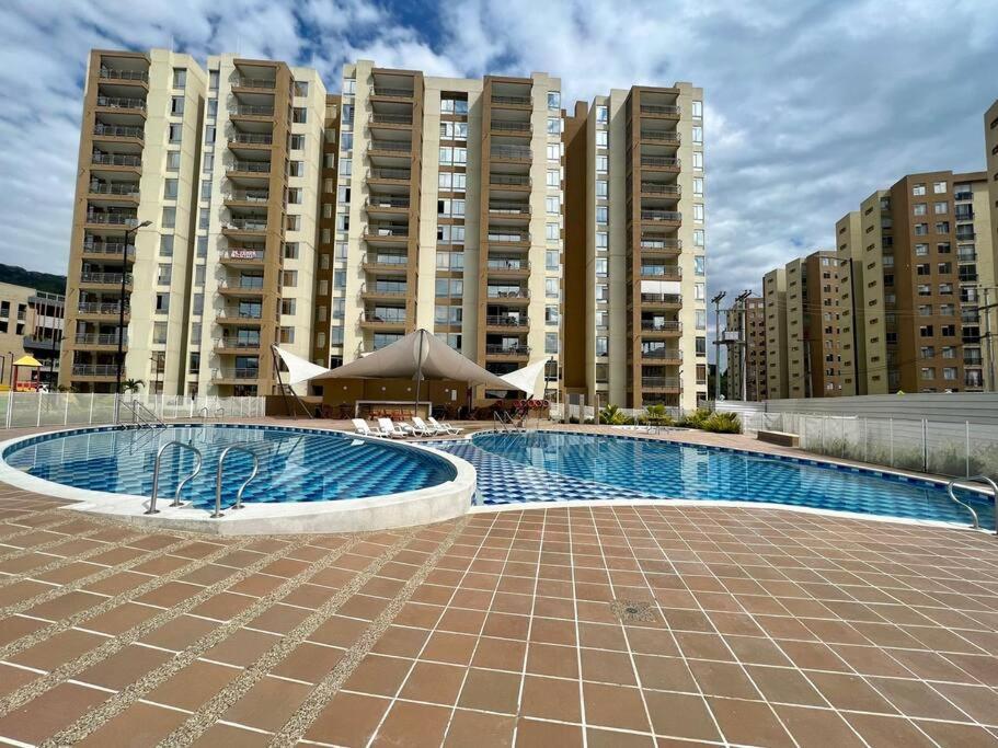 Amplio y moderno apartamento con piscina.