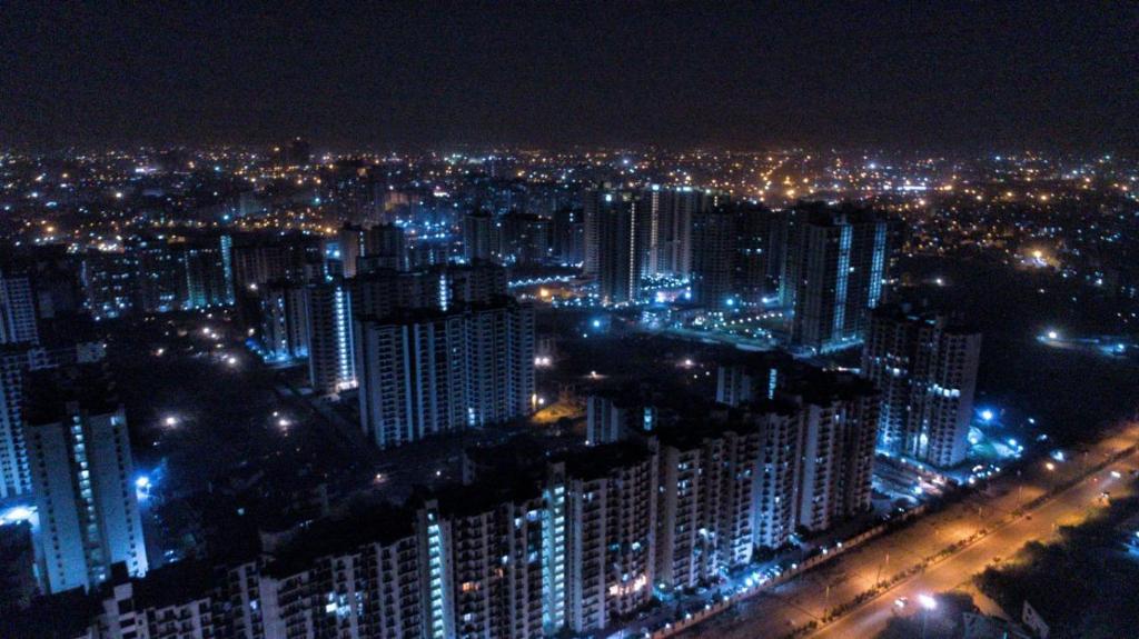 LIMITLESSTRIP com- Best Stay at Central Noida #With Balcony #Free Parking #Wifi #Independent Apartment #Fully Equipped Kitchen