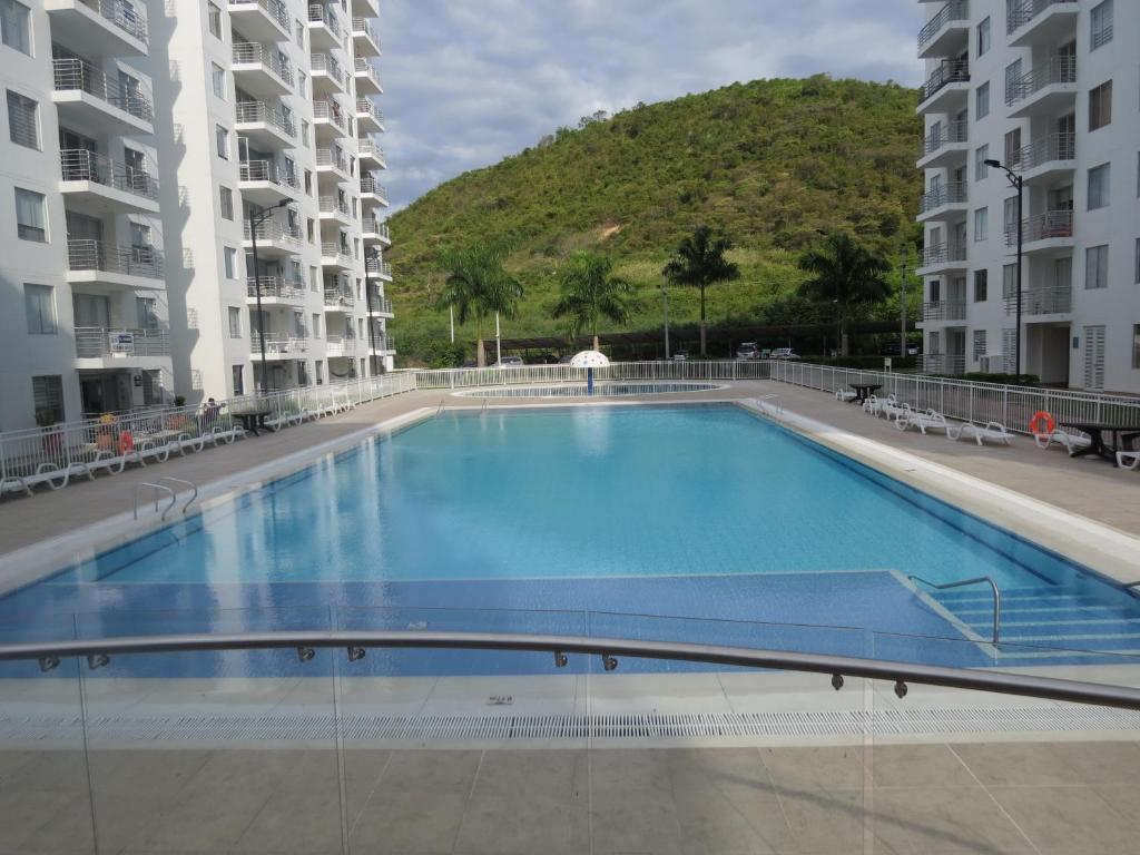 Espléndido y Fantástico Apartamento en Girardot. 4 Piscinas, WiFi, Parque infantil, Parqueadero privado.