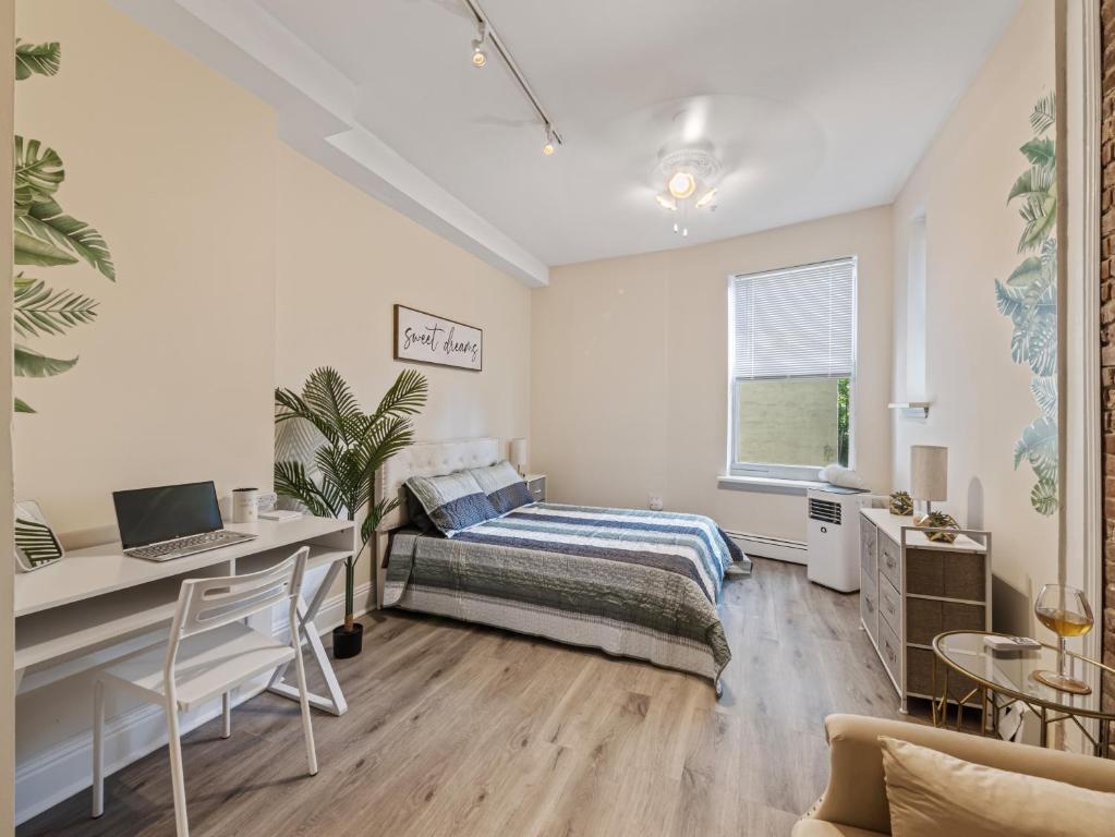 Minutes to NYC Sleeps 5