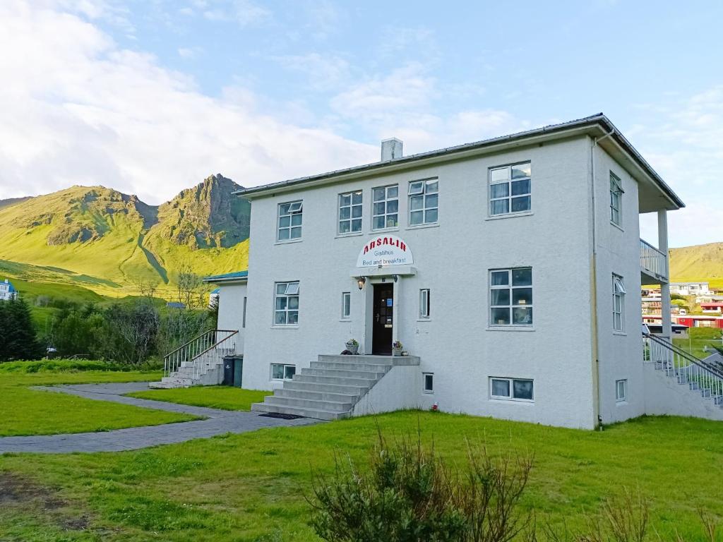 Arsalir Guesthouse Vik B&B