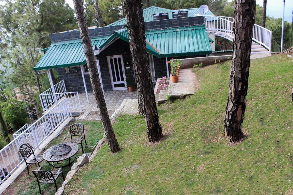 The Pine Crest Ménage