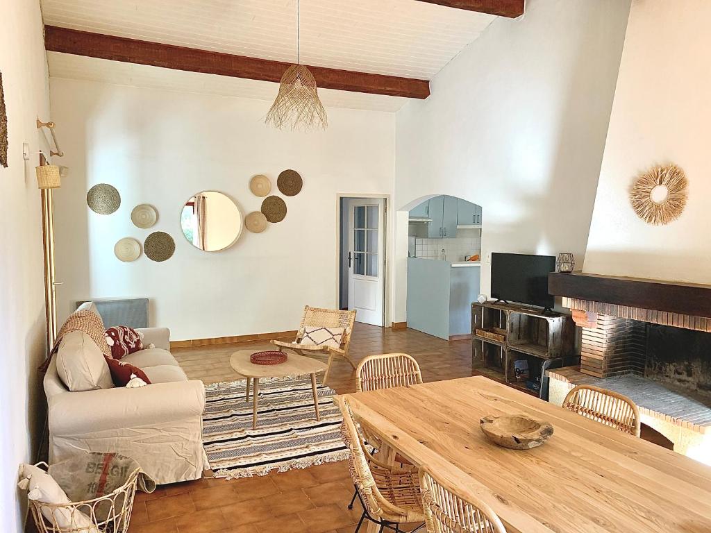 Villa dans un cadre verdoyant , piscine et jardin