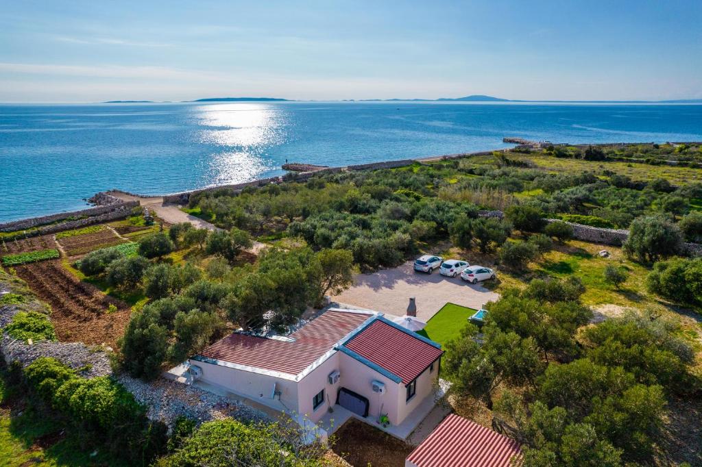 Villa Grioni, beach front villa with jacuzzi