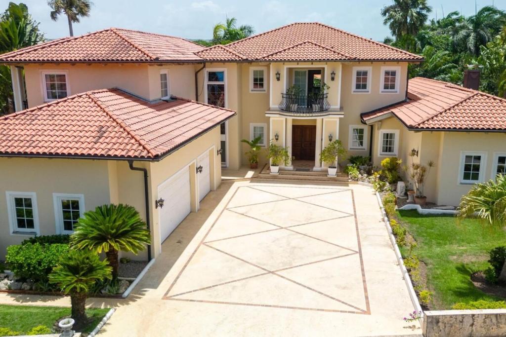 Exclusive Villa at Hideaway Beach steps to