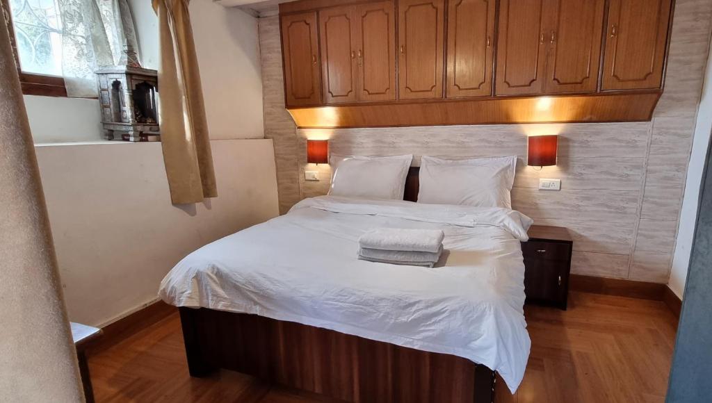 Rockpoint - Mall Road Serviced Homes