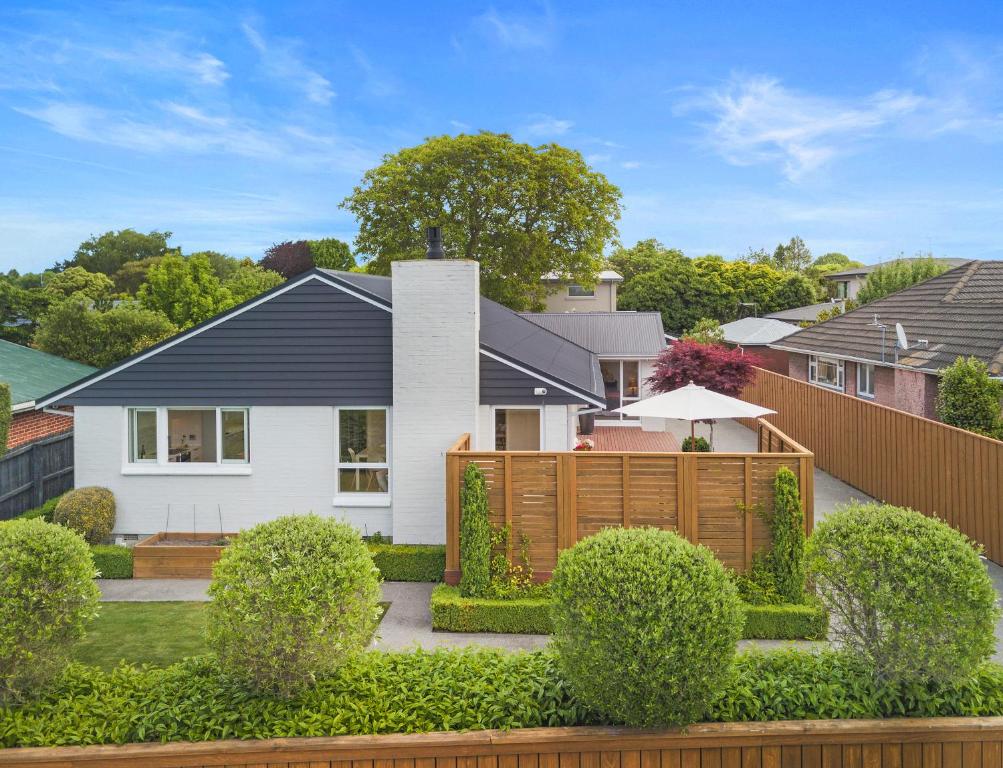 Spacious, Family Friendly, 4 Bedrooms, Home and Garden, near Airport