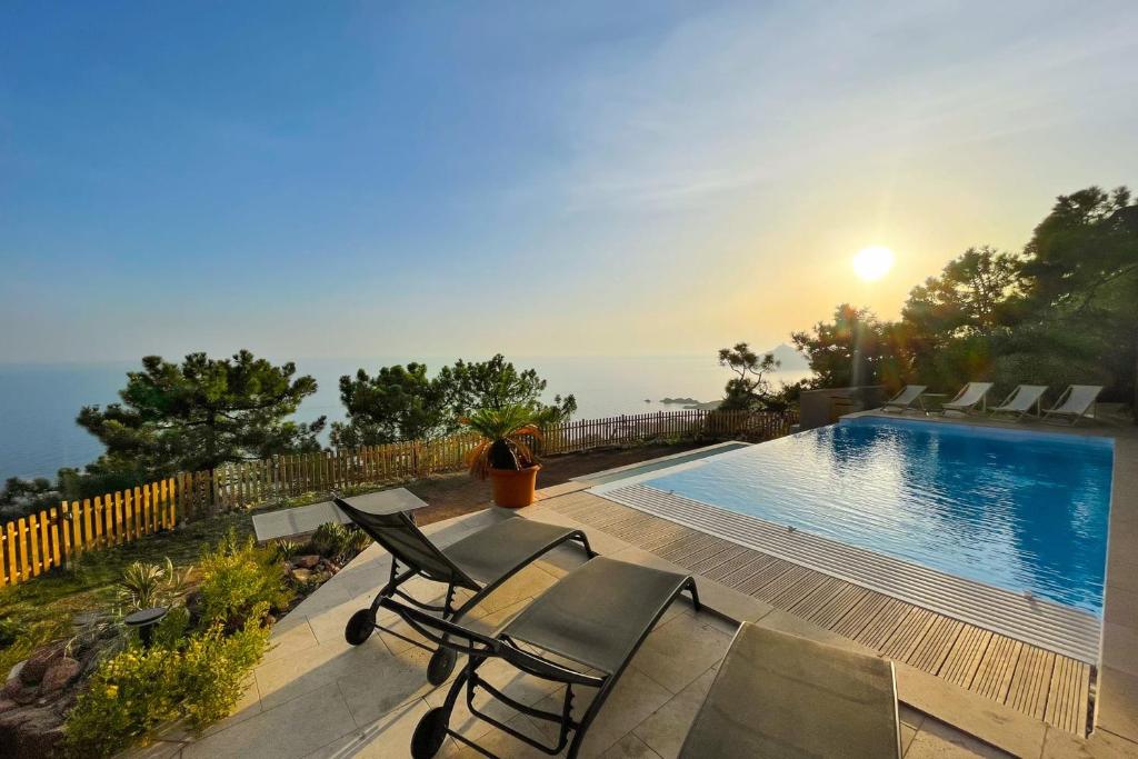Family villa with magnificent sea view for 11 people
