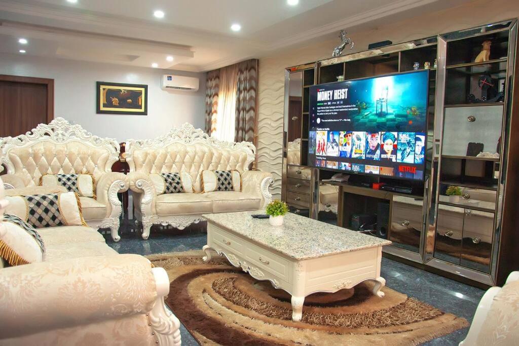 Modern Luxury Home W/ 24H Power Wi-Fi & Security