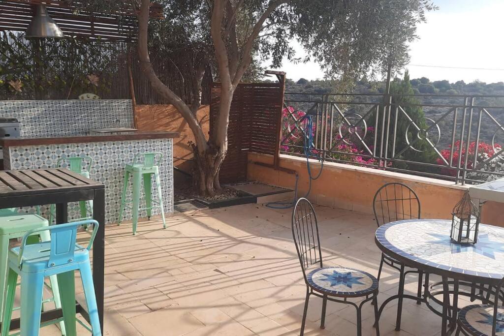 La Villa Toscana: Pool & Elah Valley vineyard view