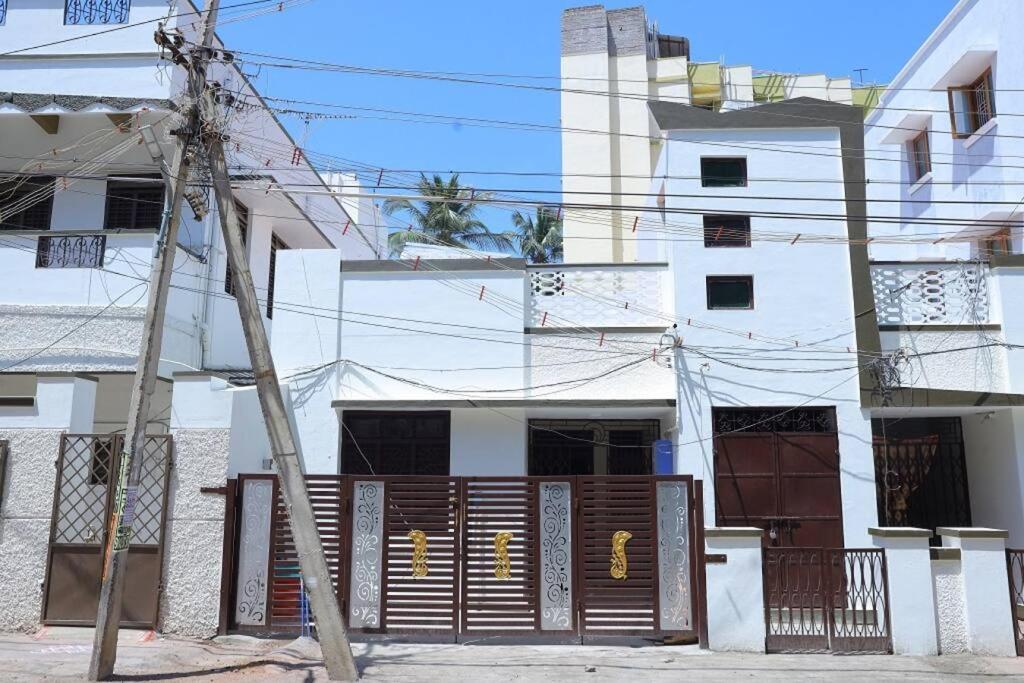 Heritage room with 1 bed/1 bath in a residential neighborhood.