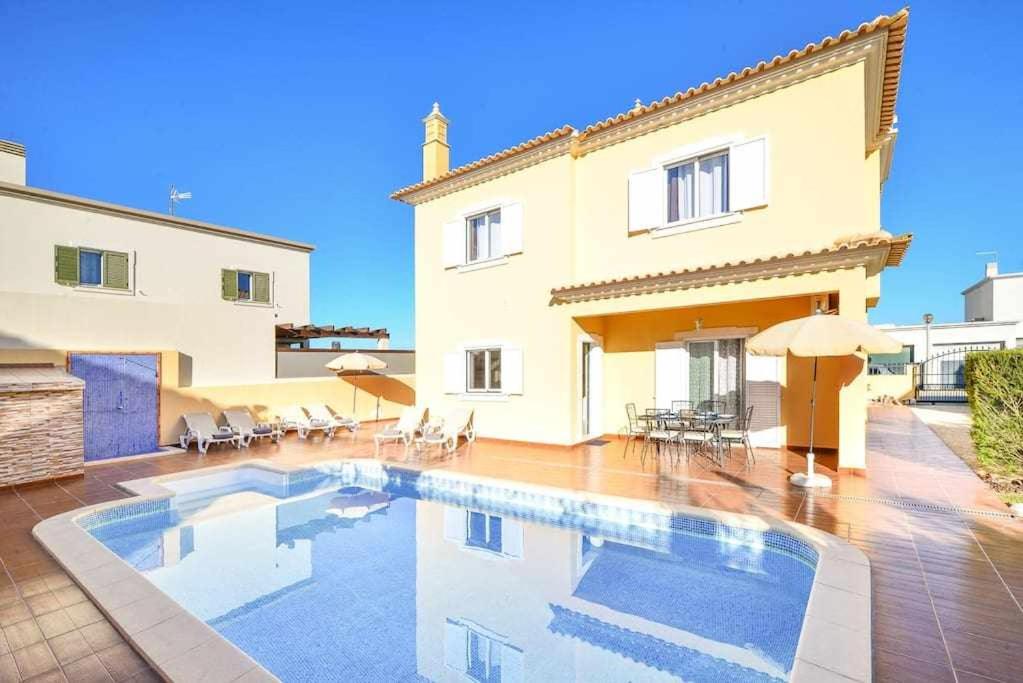 Vila com piscina a 5 minutos da Praia
