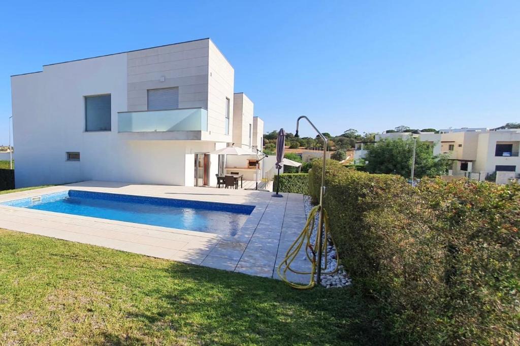 Modern 3Bedroom Duplex W/Pool by LovelyStay