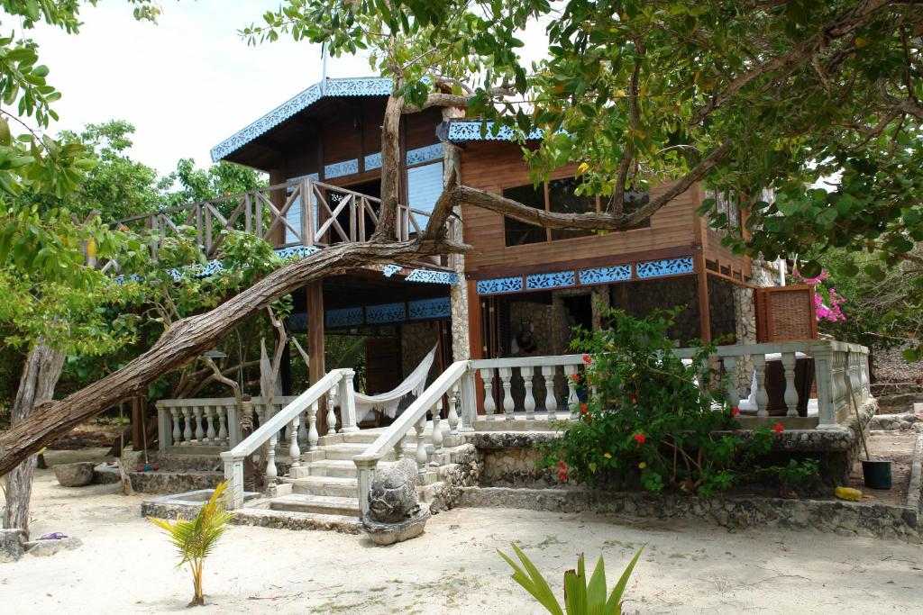 Barú Island near Cartagena-Private Villa 15 feet in front of the Beach
