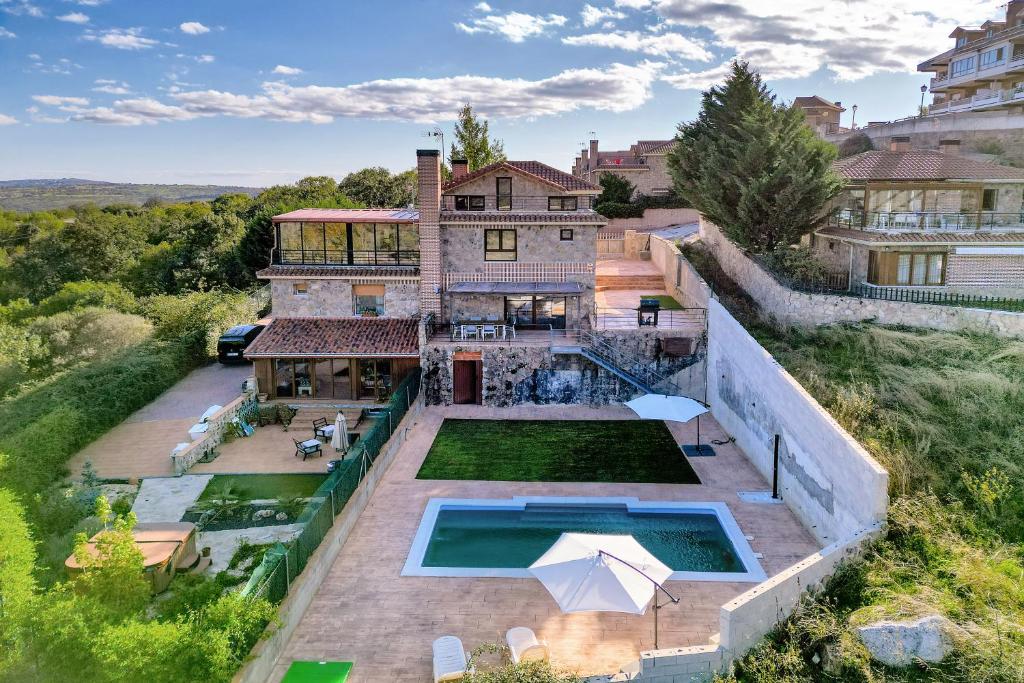 Luxe Villa, Pool, Mountain views, BBQ, Sky,