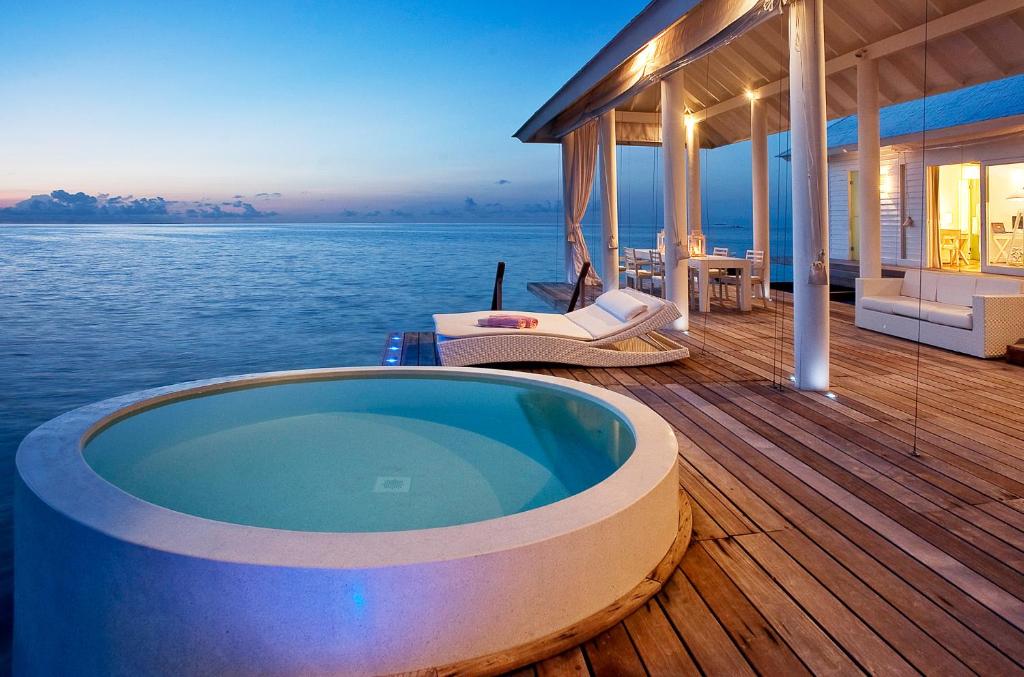 Diamonds Athuruga Maldives Resort & Spa