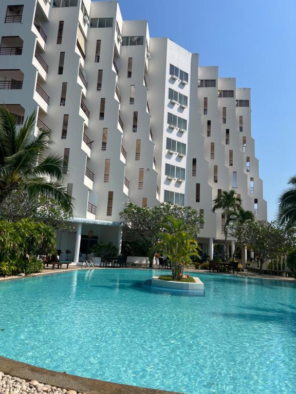 sea sand sun resort Executive Mae Rumphueng beach