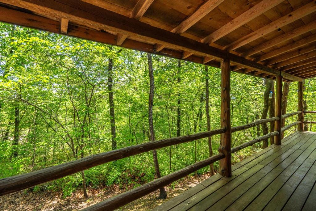 Wooded Bliss Getaway with Jacuzzi Tub