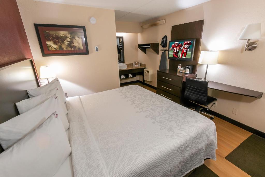 Red Roof Inn PLUS+ St. Louis - Forest Park / Hampton Ave.