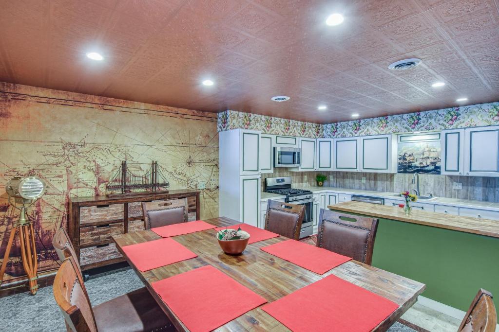 Smethport Vacation Rental with Fireplace and Lake View